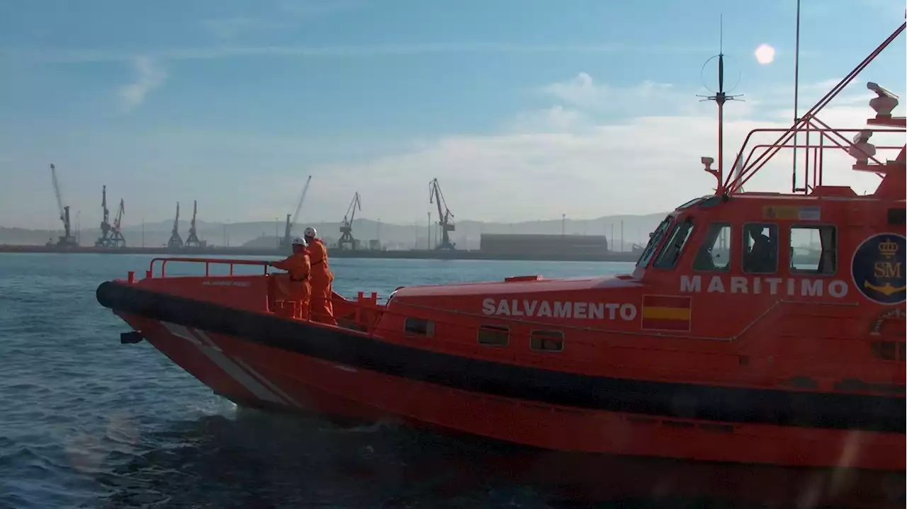 Encuentran fallecido en una playa al tripulante de una barca que apareció volcada en Pontevedra