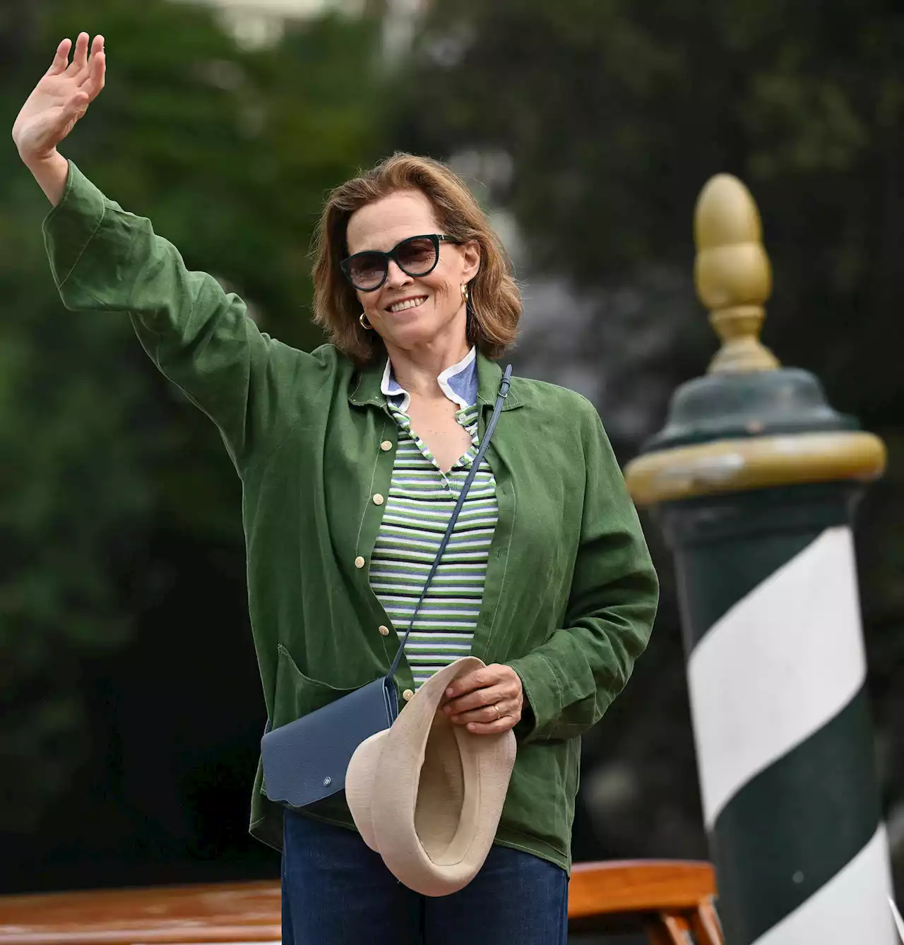 Sigourney Weaver, a Veenzia “dea del male” e signora in rosso