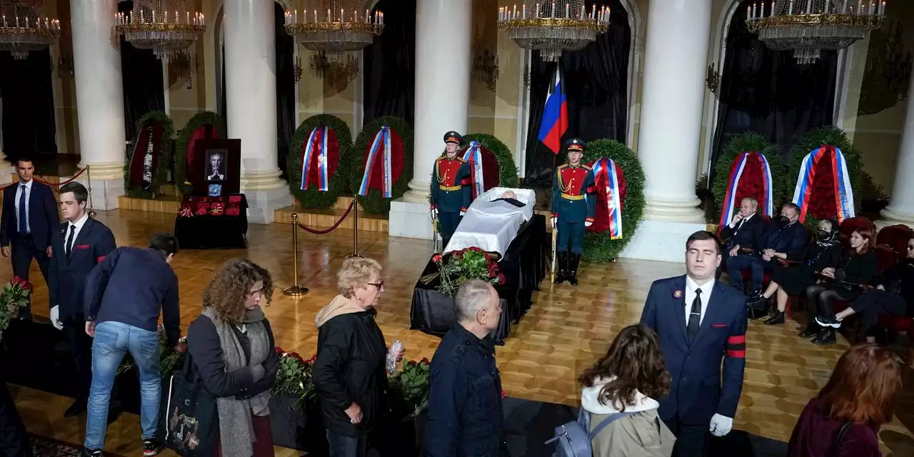 Thousands line up to say farewell to Gorbachev; Putin absent