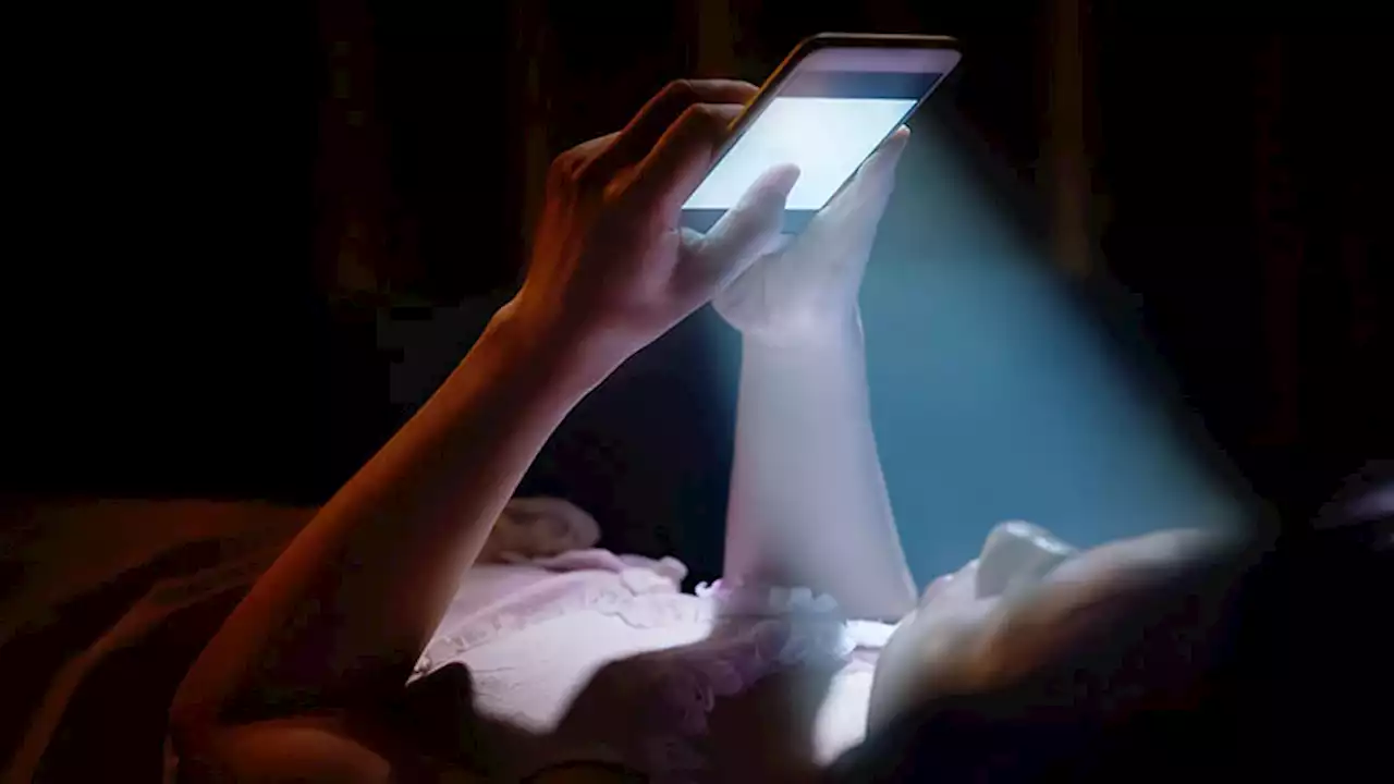 Blue Light From Cell Phones, Other Devices Could Cause Wrinkles