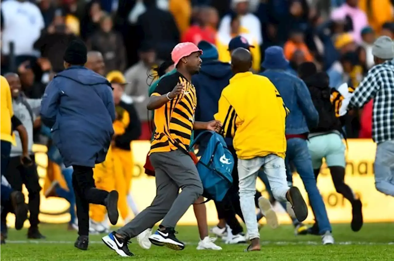 Charges laid against Kaizer Chiefs after fans invade Stellenbosch pitch | Sport