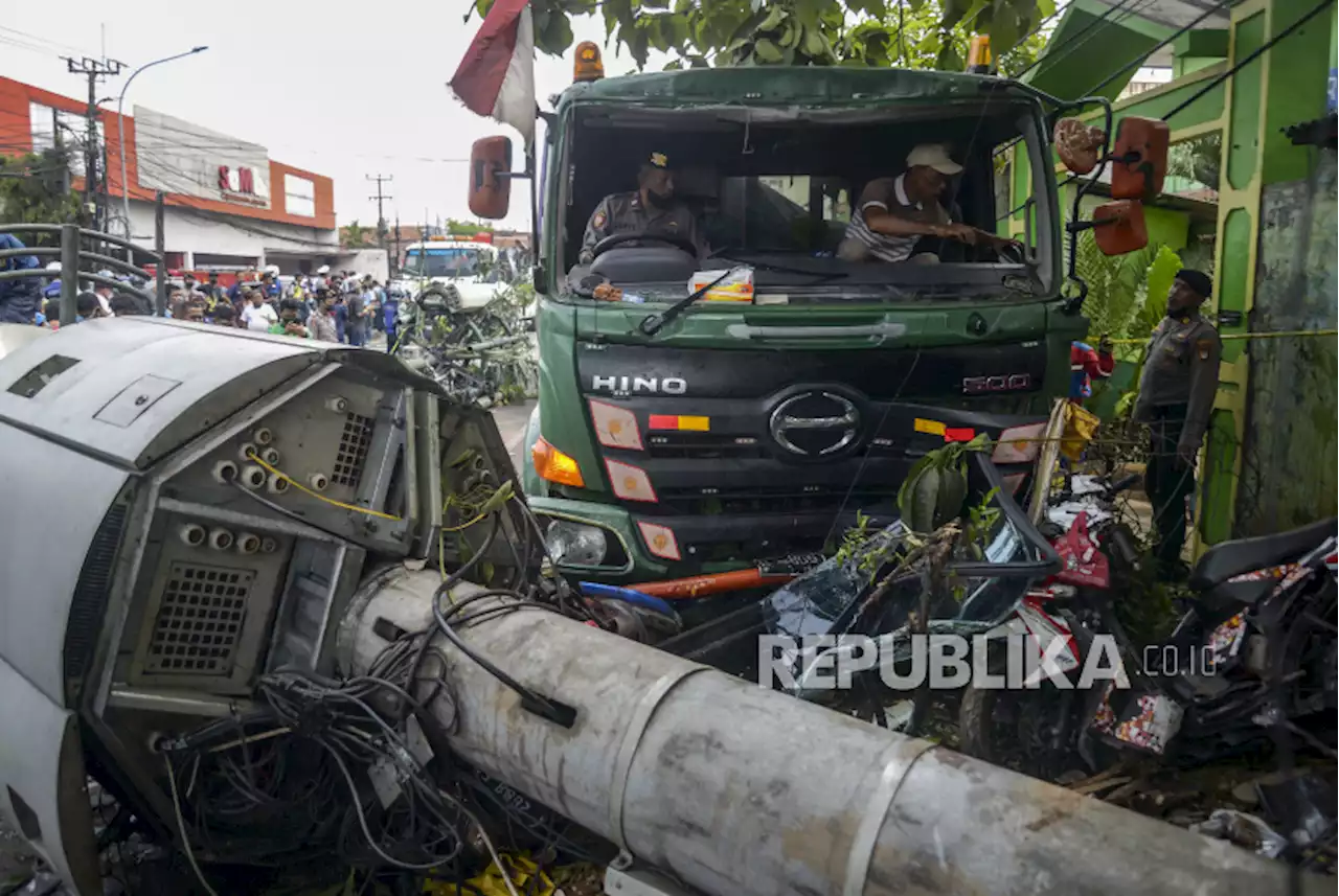 KNKT Sebut Truk Trailer Maut Bekasi Kelebihan Muatan, Bukan Rem Blong |Republika Online