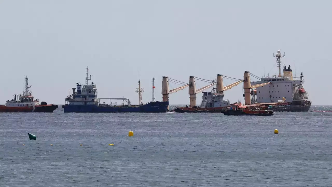 Llega petróleo a las playas de Gibraltar procedente del buque varado