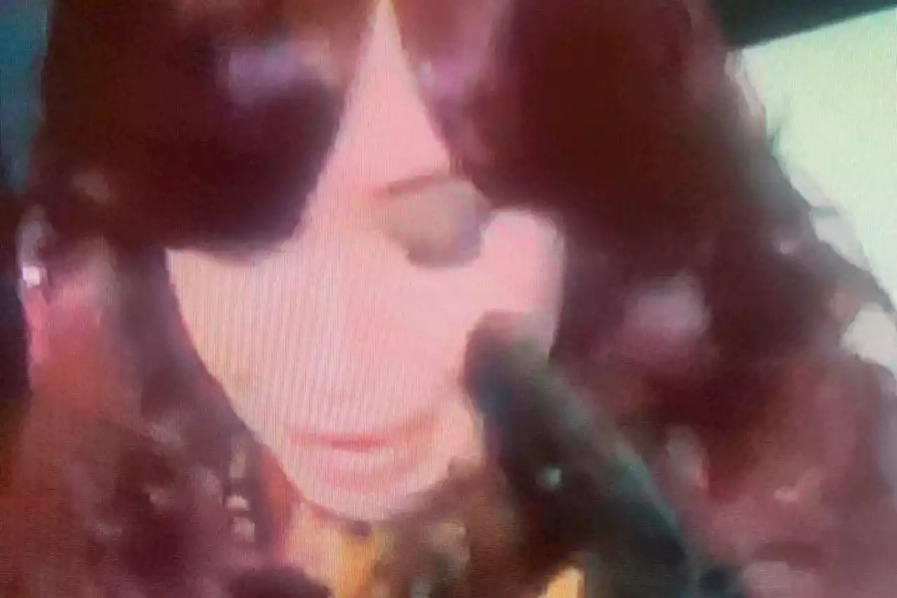 Shock moment Argentine vice president has GUN pointed in her face