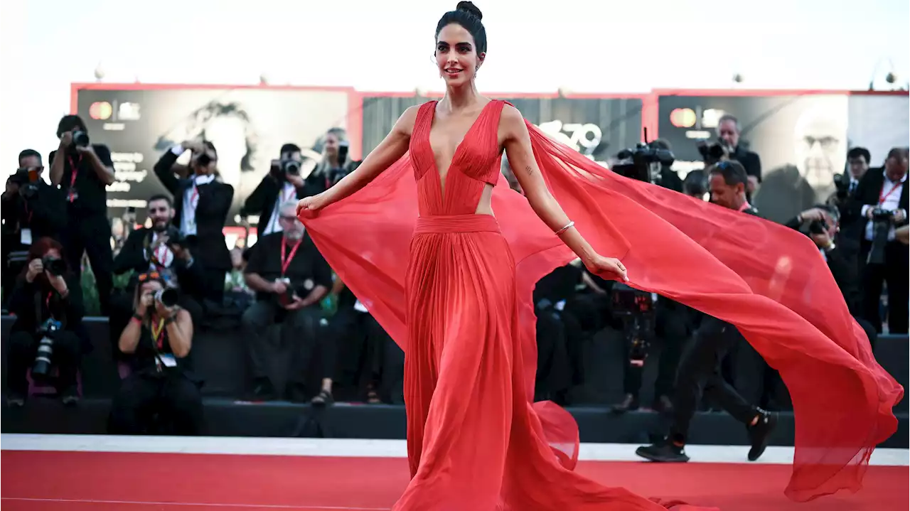 Lo stile di Rocío Muñoz Morales, la madrina del Festival di Venezia 2022