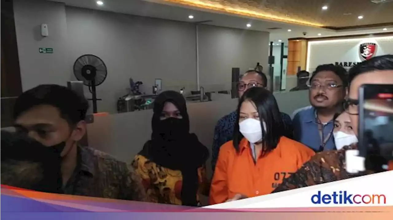 Jaket Burberry Putri Candrawathi Kini Tertutup Baju Tahanan Polisi