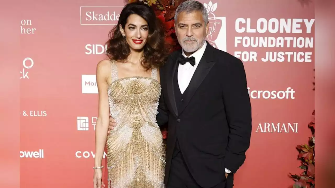 Amal Clooney raubt bei der Albie Awards Verleihung im goldenen Fransen-Dress allen den Atem