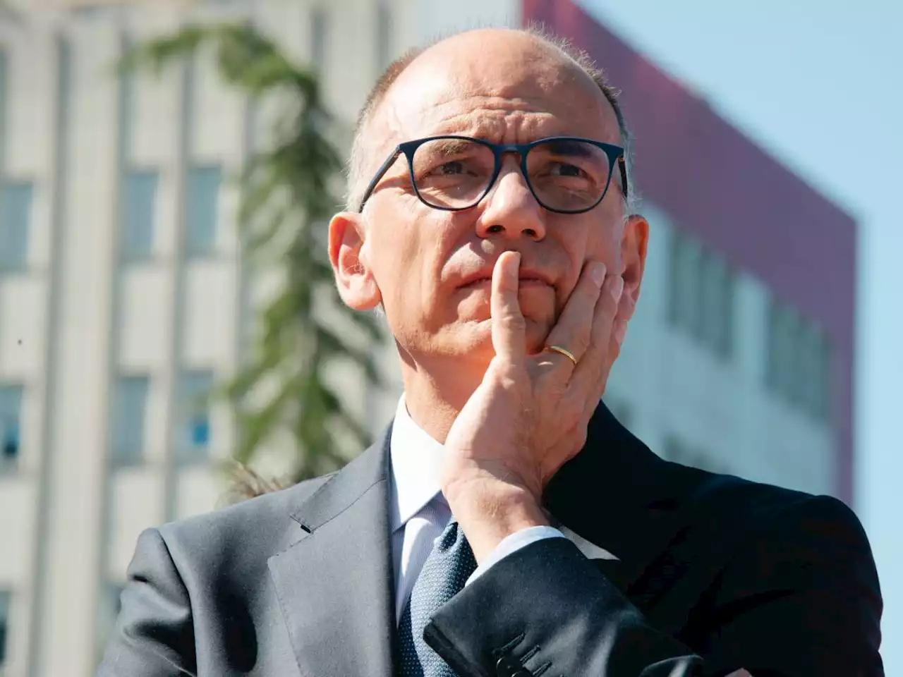 Il sogno disperato di Letta: ora si appiglia alla Meloni per restare a galla