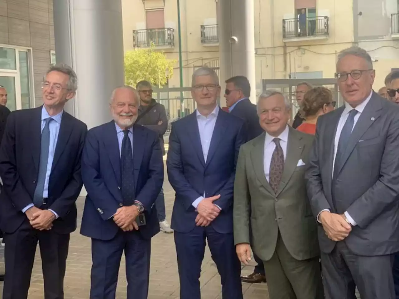 La 'gaffe' di De Laurentiis: fotografato con un Samsung a fianco di Tim Cook