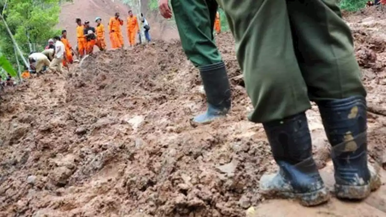 Akses Penghubung Kota Bekasi-Kabupaten Bogor Tertutup Longsor