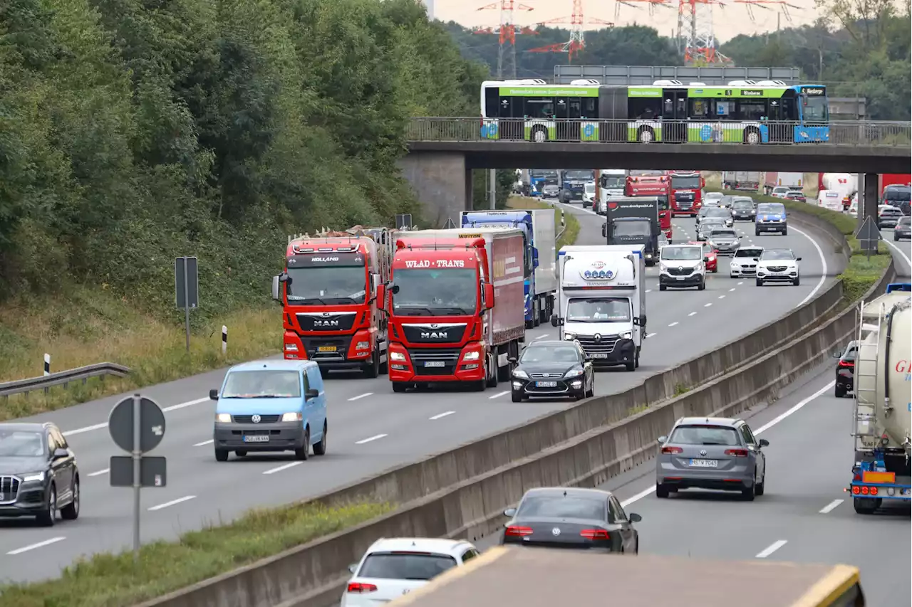 A1: Lkw-Fahrer übersieht Stauende – zwei Verletzte