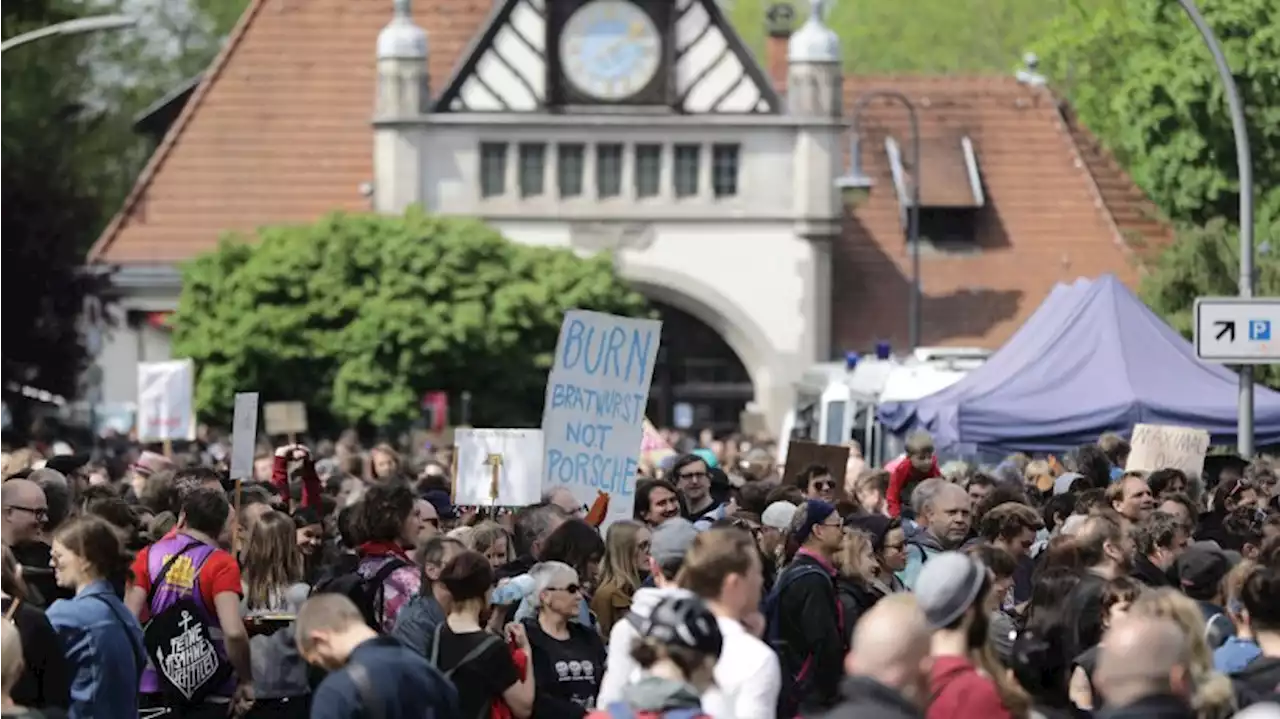 Demo zieht durch Grunewald – Pool-Kontrollen angekündigt