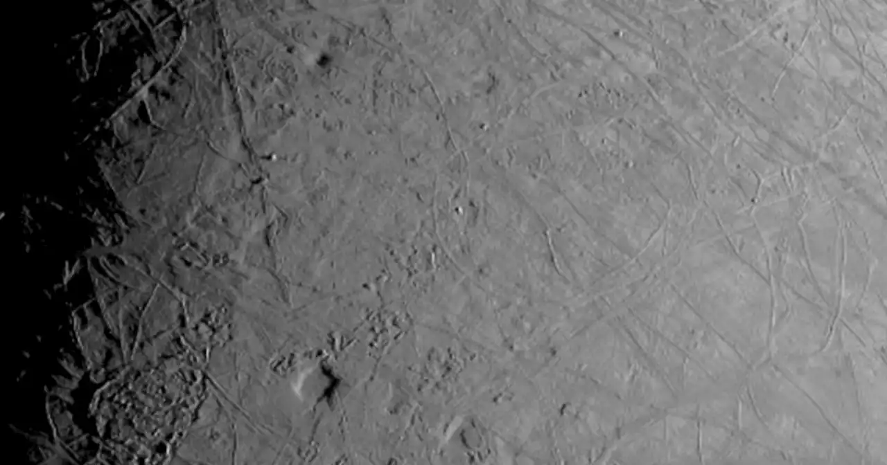 Close-up Images of Jupiter's Frozen Ocean Moon That Could Harbor Aliens