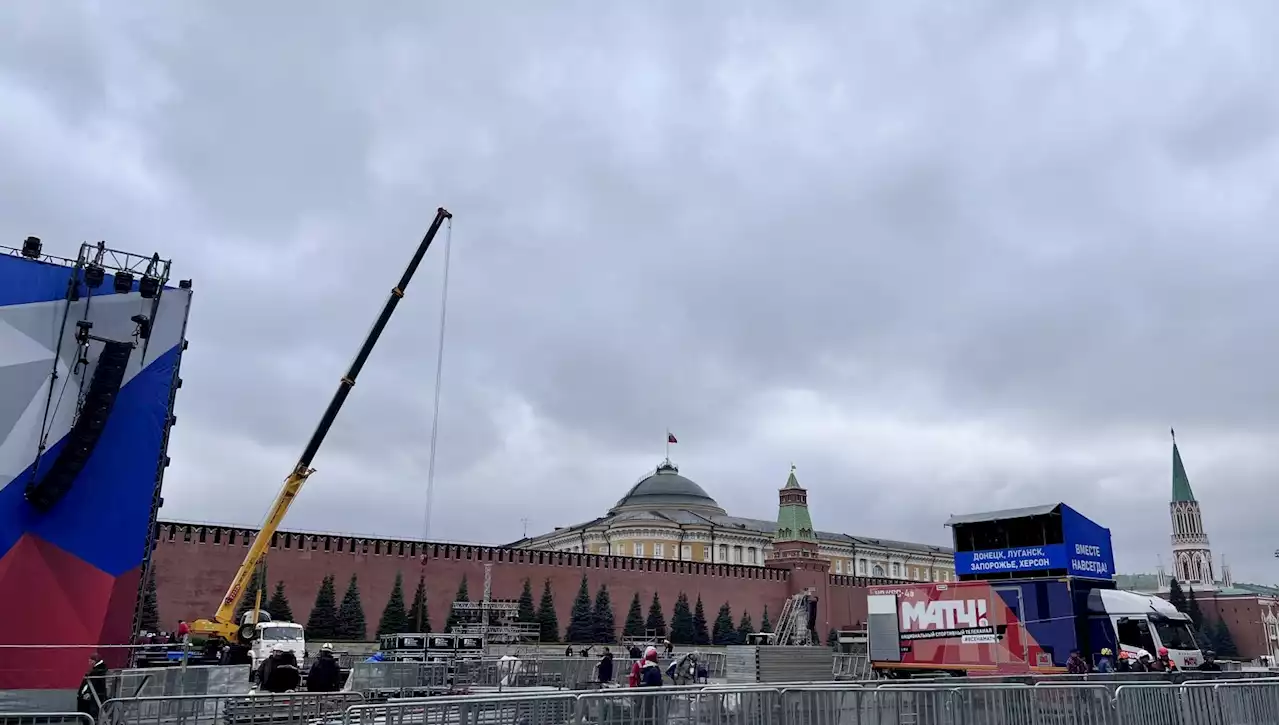 Palco e maxischermi, la Piazza Rossa festeggia l’annessione di Putin: “La Nato vuole il massacro”