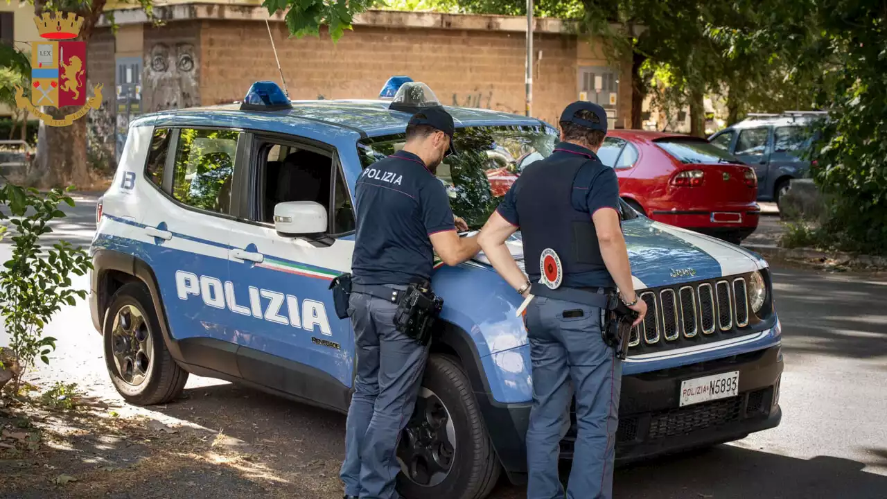 Fingono di aiutare una donna, le rubano bancomat e scappano su auto a noleggio