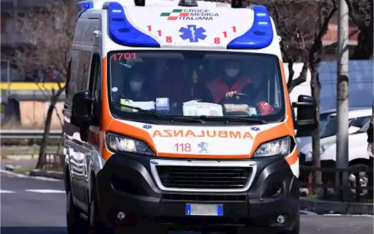 Incidente sulla Pontina, scontro tra auto e tir: due feriti gravi