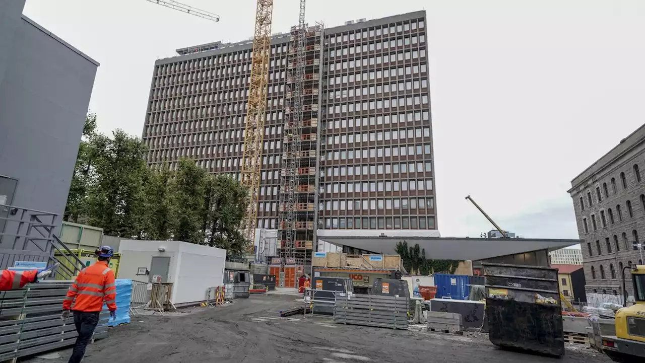 Fasaden er ferdig: – En milepæl at det ikke lenger er knuste vinduer og en eller annen fyr som henger og jobber foran Høyblokka