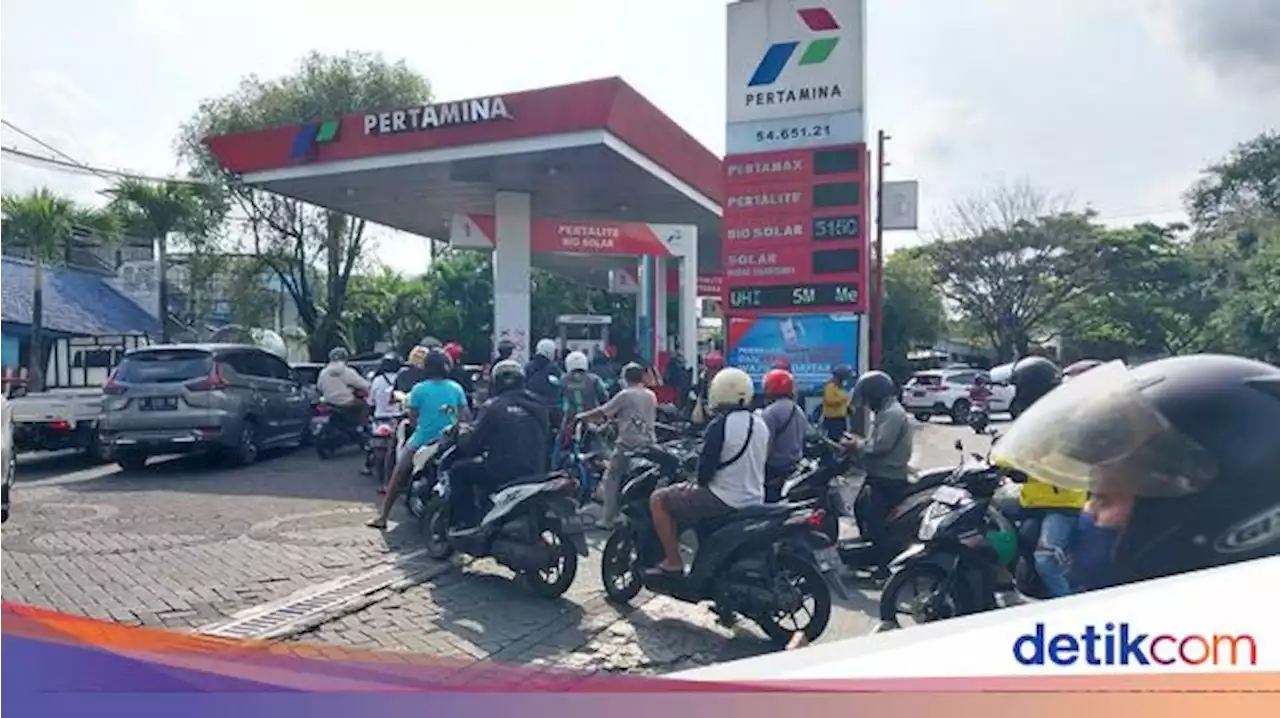 Cerita-cerita Warga Jatim yang Rela Antre Sebelum Harga BBM Naik