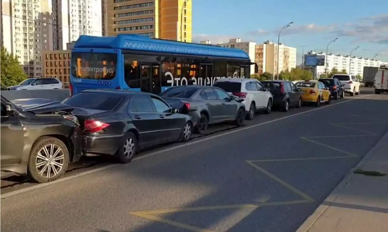 «Паровозик» из почти десятка машин на Алтуфьевском шоссе в Москве сняли на видео