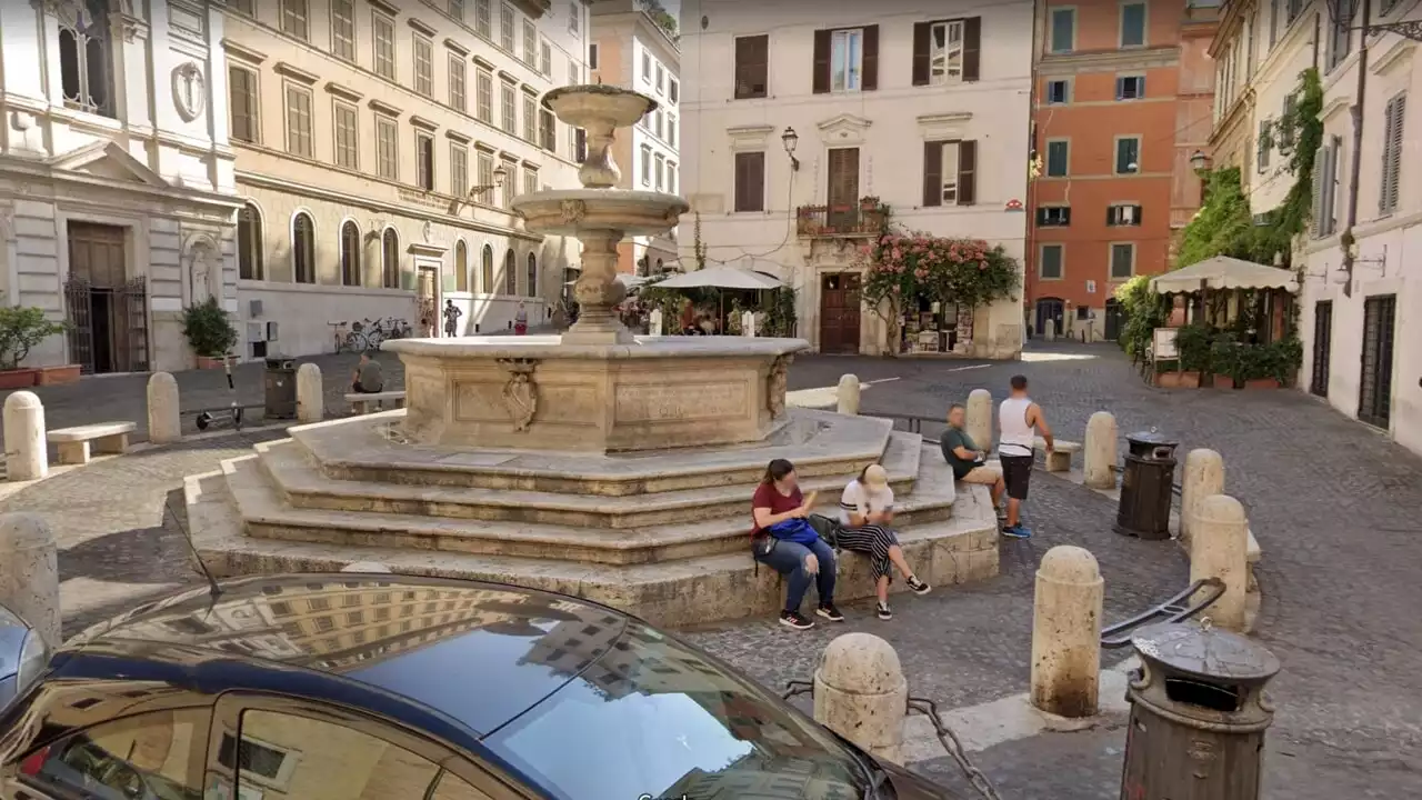 Mangia e beve seduto sulla fontana dei Catecumeni, multato per 450 euro