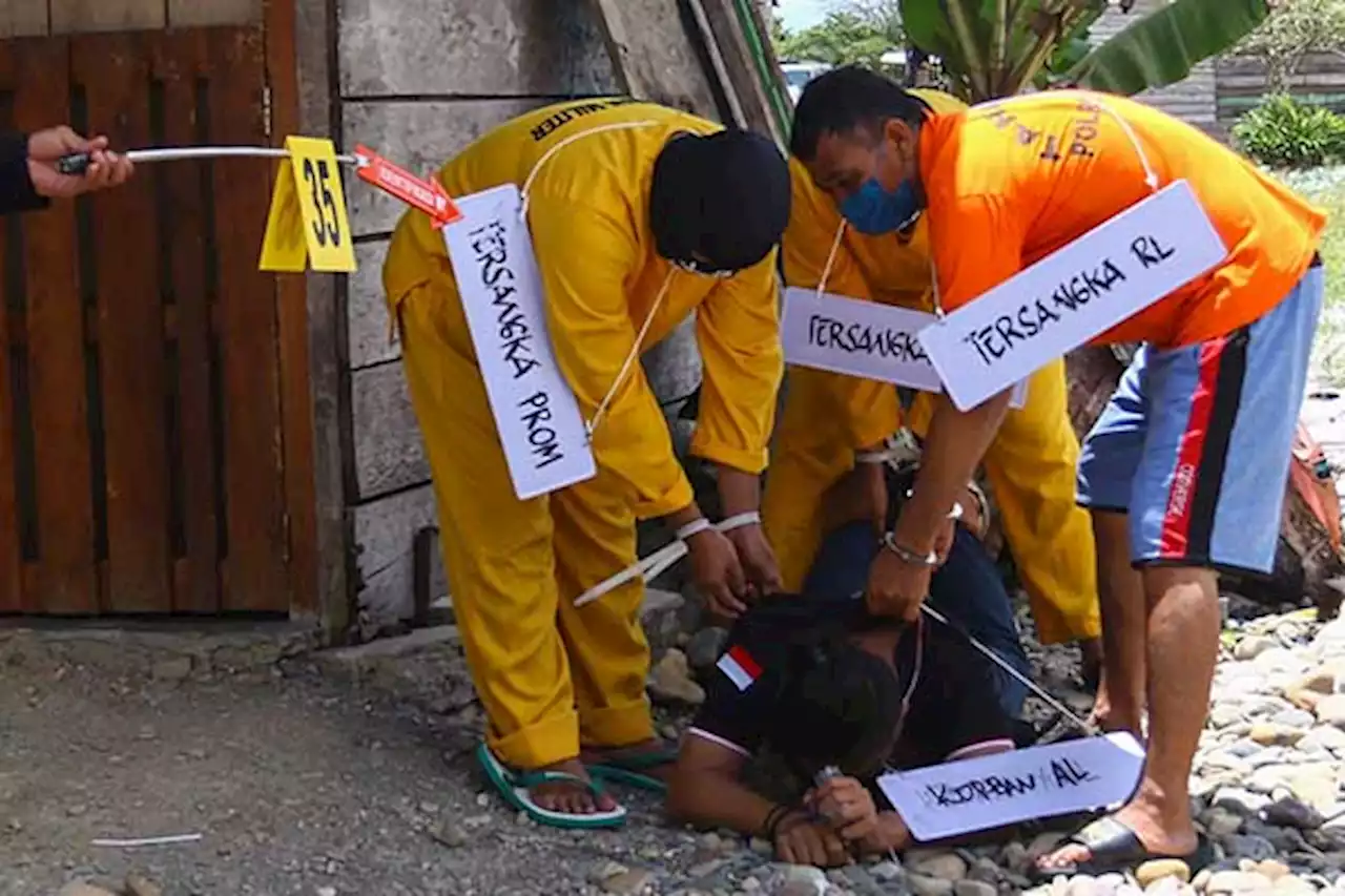 9 Tersangka Peragakan 50 Adegan Saat Rekonstruksi Kasus Mutilasi di Mimika