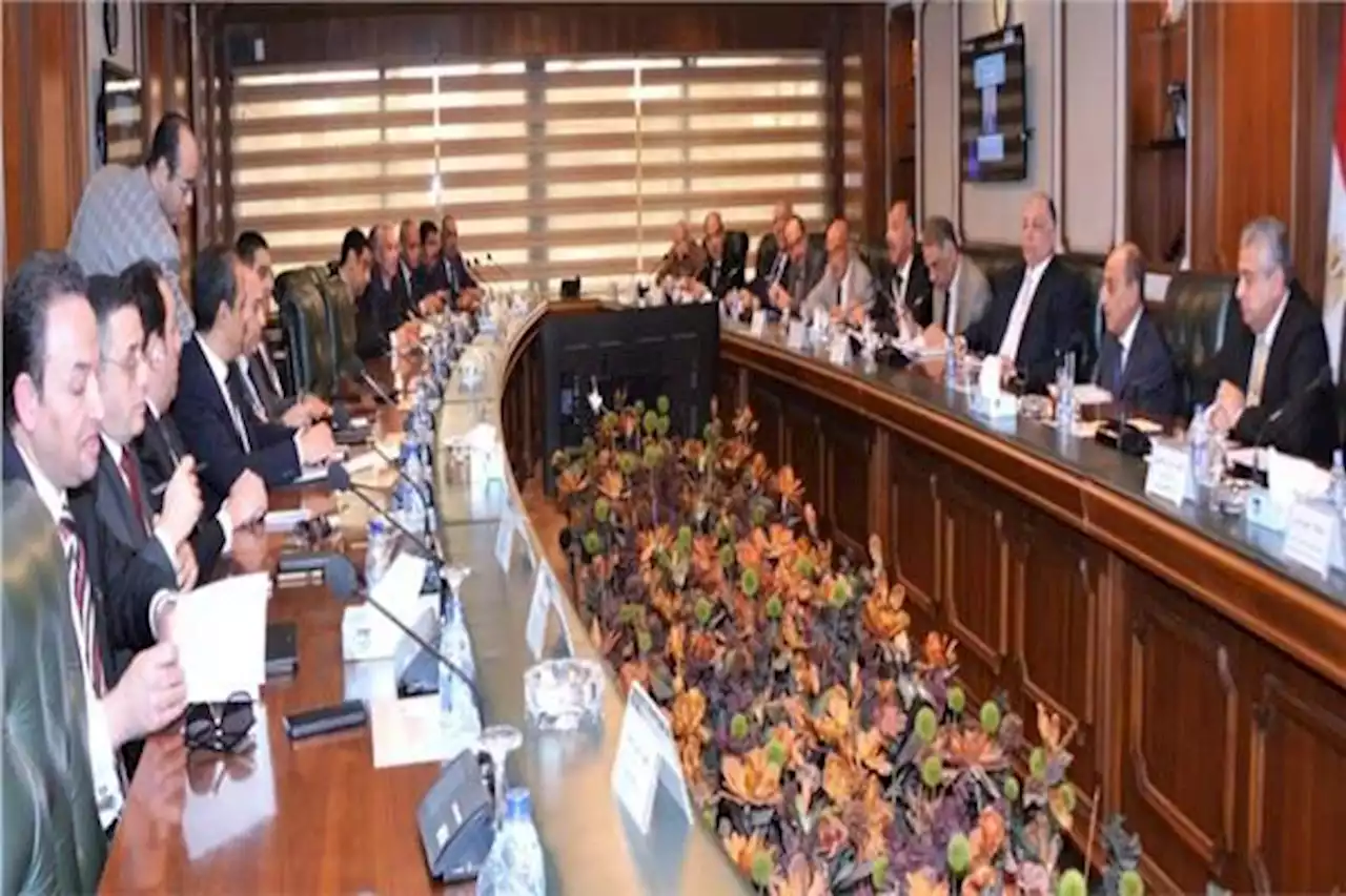 وزير الطيران يعقد اجتماعاً موسعاً مع أعضاء اللجنة العليا لأمن وتسهيلات الطيران