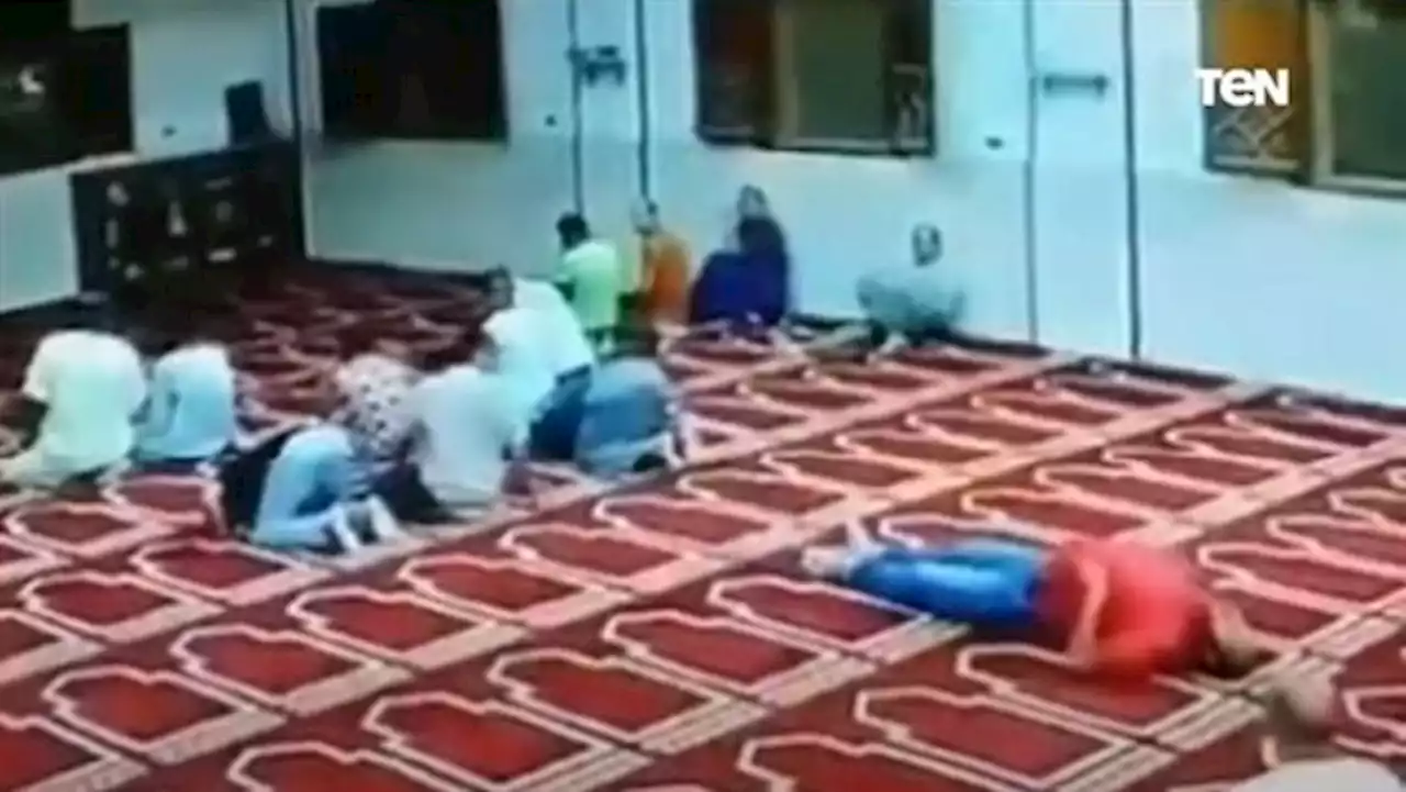 بالفيديو.. لحظة وفاة رجل أثناء صلاة الفجر بأحد مساجد الغردقة