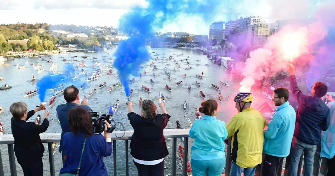 En fotos: más de 200 barcos, mil remeros cruzaron París remando sobre el río Sena