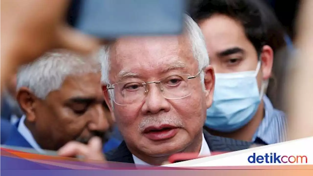 Belum 2 Minggu Dipenjara, Najib Razak Dibawa ke RS