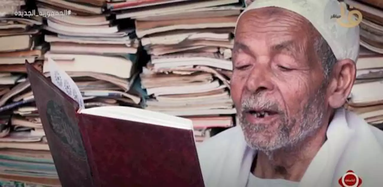 «حمد الله» مسن يحول غرفته لمكتبة عملاقة لمساعدة الباحثين: «بحب الخير»