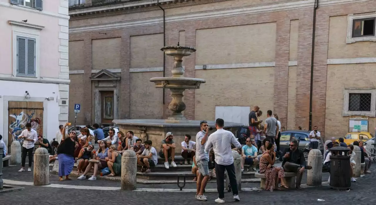 Roma, turista americano mangia il gelato sulla fontana di Monti: maximulta da 450 euro