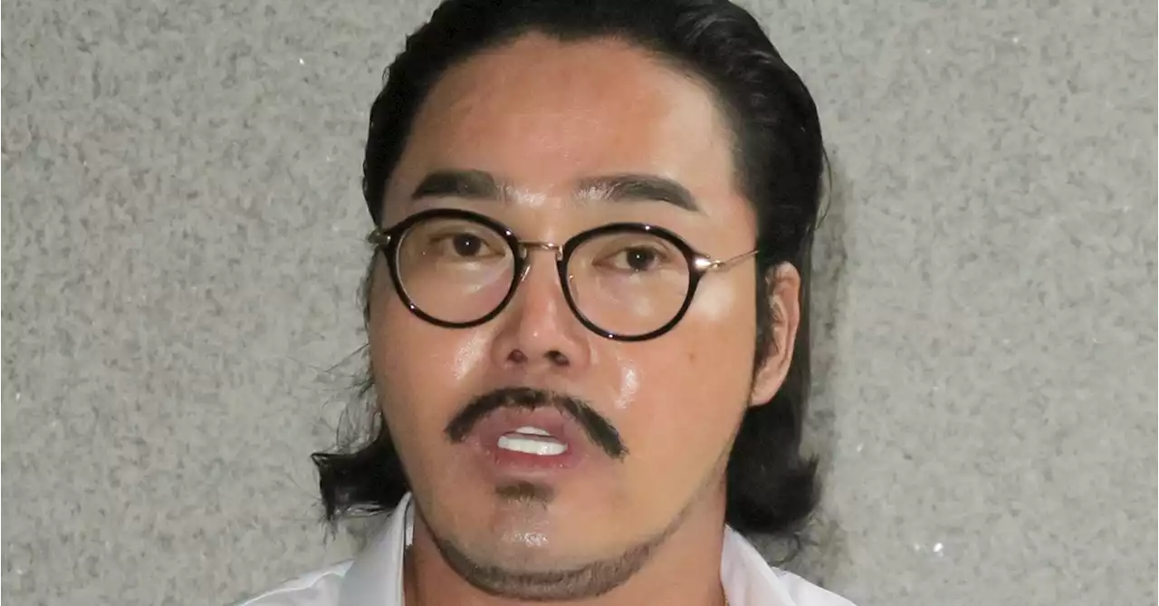 문 전 대통령 부부에 '확성기 욕설'…보수 유튜버 안정권씨 구속