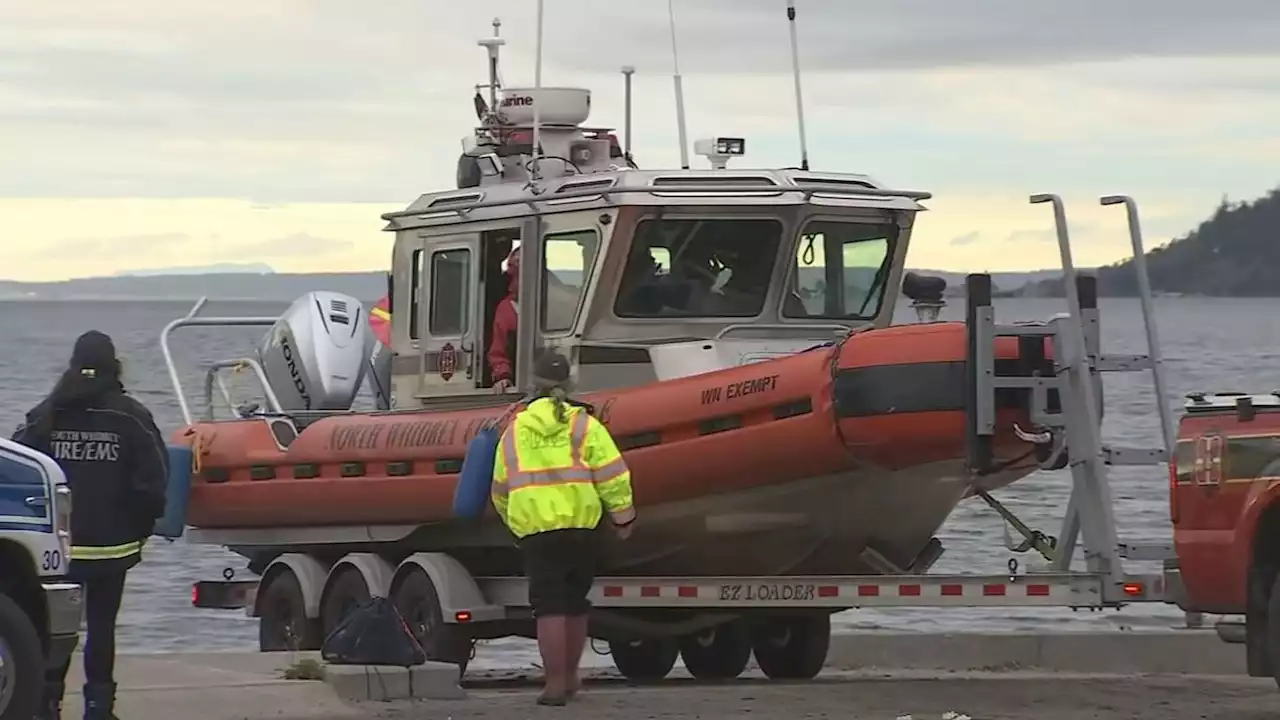 At least 1 dead after float plane carrying 10 crashes off Whidbey Island; recovery efforts underway