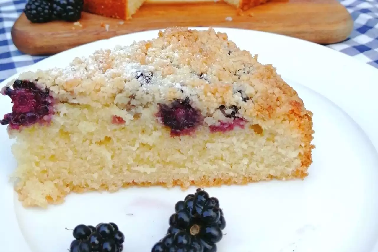 Picking good berries and baking sweet sponge cake