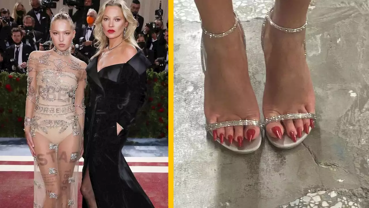 La fille de Kate Moss, Lila, affiche des ongles de pied démesurés, mais parfaitement pédicurés