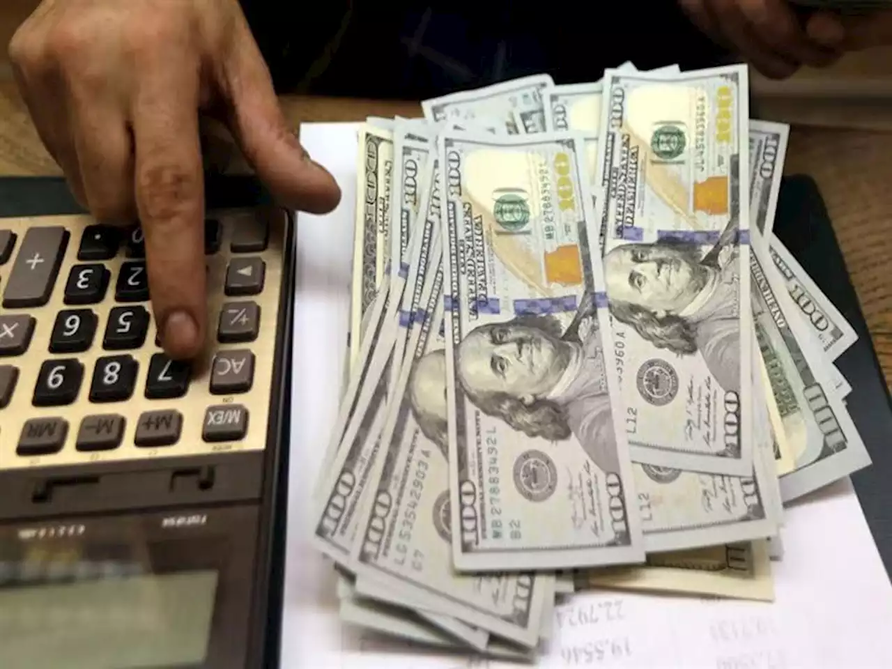 سعر الدولار اليوم الاثنين مقابل الجنيه في 10 بنوك مع بداية التعاملات
