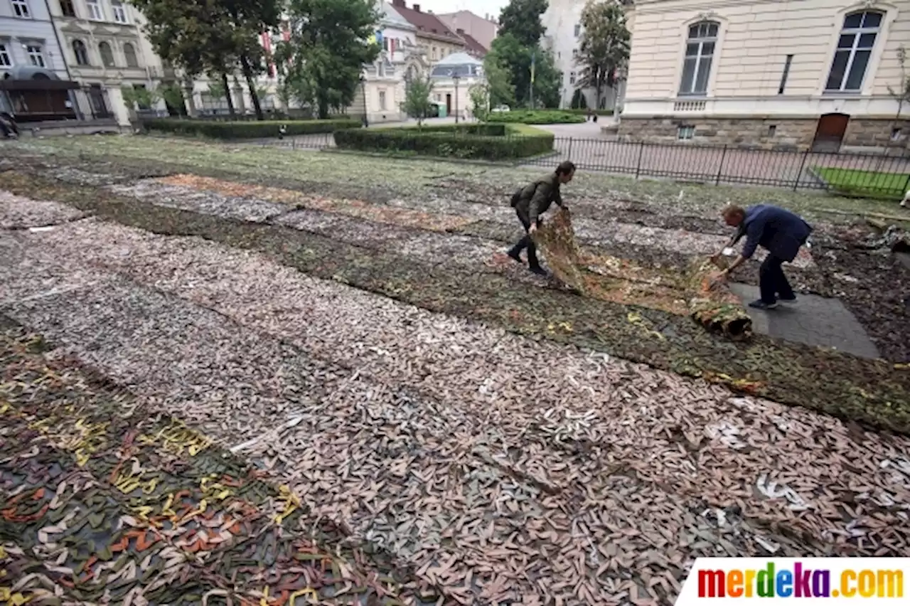 Foto : Ratusan Relawan Buat Jaring Kamuflase untuk Tentara Ukraina | merdeka.com