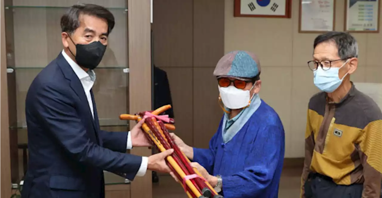 94세 어르신의 이유있는 기부…손수 만든 나무 지팡이 230개 기증