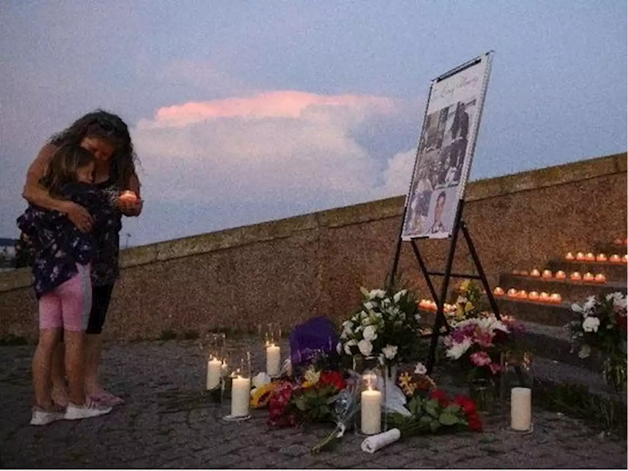 Hundreds attend candlelight vigil for six young people killed in Barrie, Ont., crash