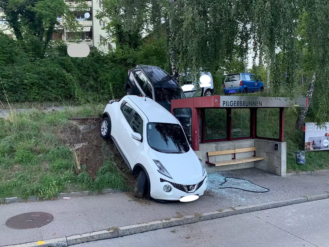 Stadt Schaffhausen SH: Hoher Sachschaden nach spektakulärem Unfall