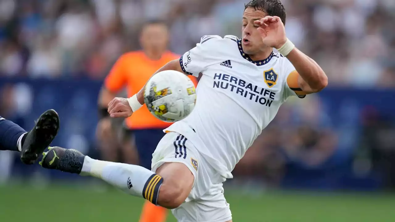 LA Galaxy's Javier 'Chicharito' Hernández has embarrassingly bad Panenka penalty kick attempt