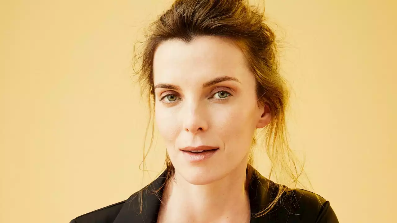 Betty Gilpin: “Internally, I’m Eeyore Smoking a Marlboro Red”