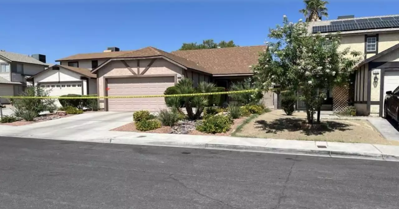 Police: Las Vegas journalist dies in stabbing outside home