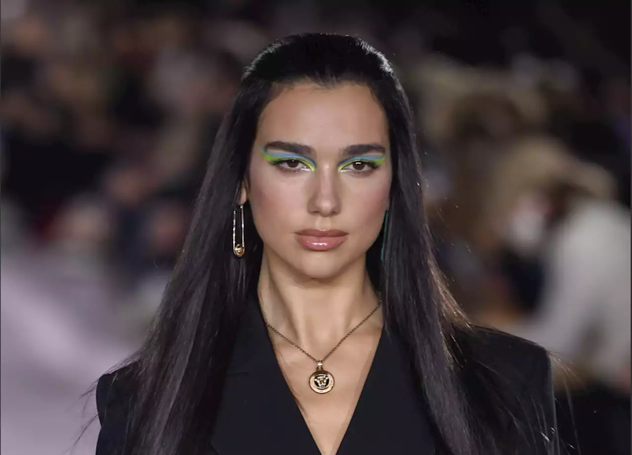 Dua Lipa : éblouissante dans une robe Saint Laurent à Paris