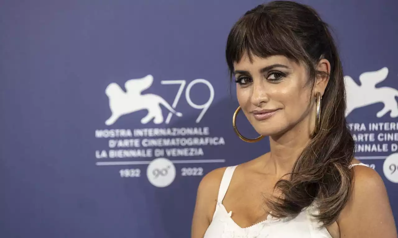 El look más 'italiano' de Penélope Cruz: coleta con flequillo, vestido 'boho' y pendientes de aro