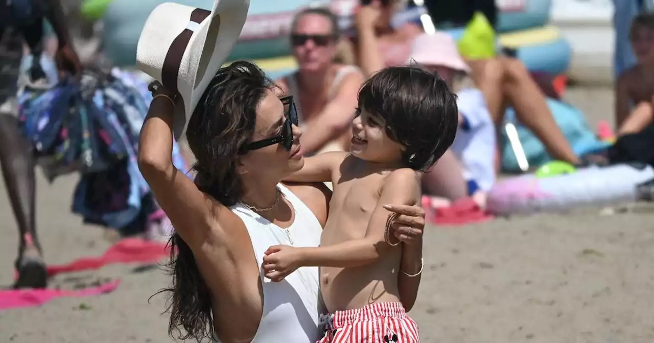 «Mon petit partenaire» : en photos, Eva Longoria danse en maillot de bain avec son fils Santiago