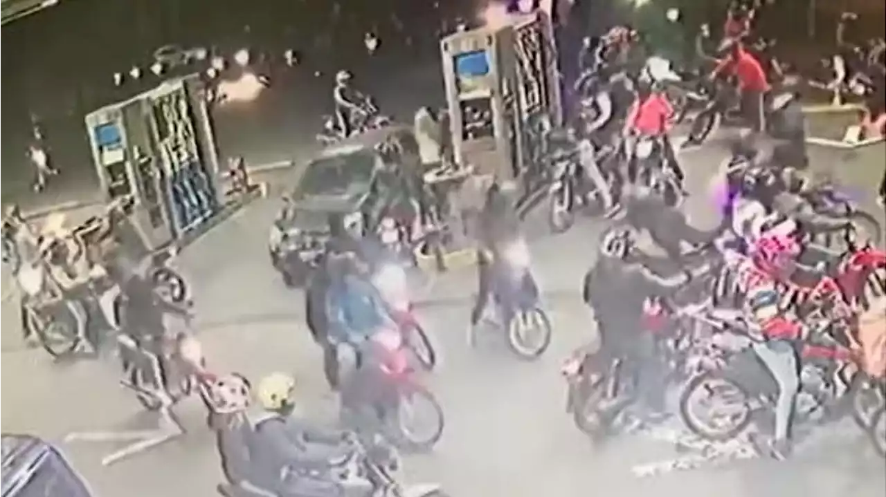 Video: impresionante ataque 'piraña' de 50 motochorros en una estación de servicio de Bernal