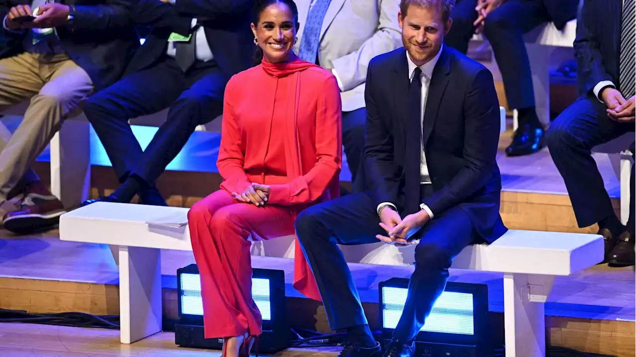 Meghan Markle torna in scena: il suo outfit monocromatico rosso è pieno di significati