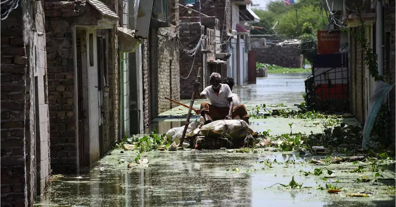 Flood-hit Pakistan works to prevent overflow of biggest lake