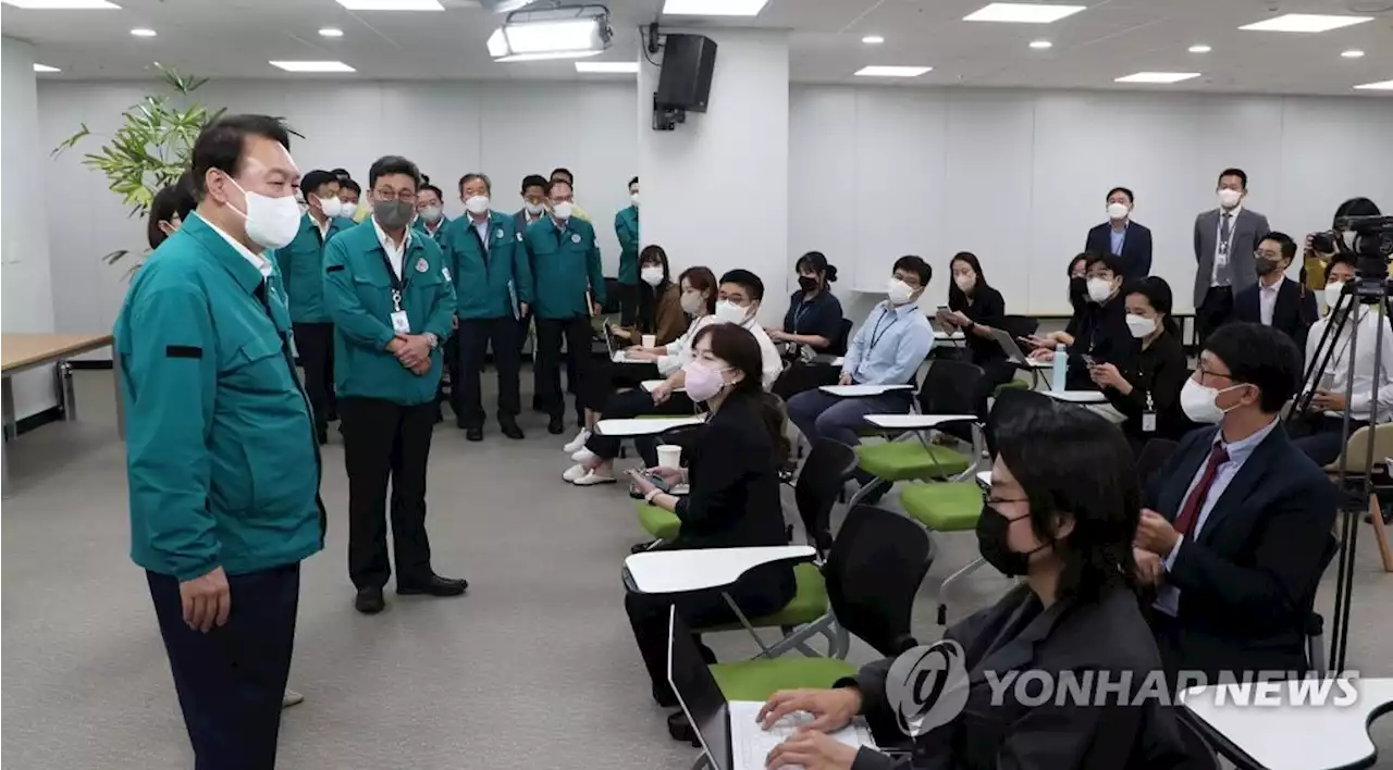 철야 후 기자실 찾은 尹…'괴물태풍, 안심할 수 없는 상태' | 연합뉴스